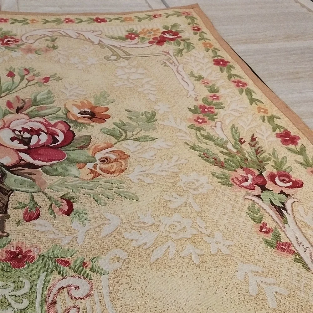 ⚜️ Vintage Floral Tapestry Wall Hanging